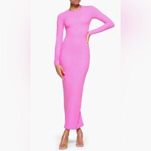 Fits Everybody Long Sleeve Crewneck Dress
SKIMS neon orchid